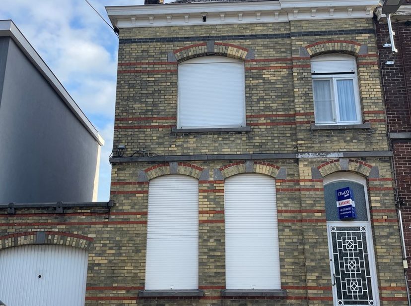 Belle et spacieuse maison avec garage à proximité de la gare et du centre ville. Très beau jardin arboré