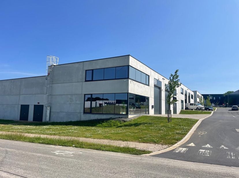 VENEZ NOMBREUX LORS DE NOS PROCHAINES JOURNEE D&#039;OUVERTURE- Plus d&#039;infos et inscription sur https://www.zabra.be/aero. Unité PME (246 m²) à vendre dans
