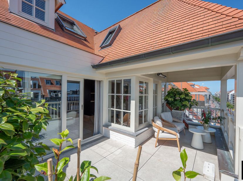 Découvrez ce duplex exceptionnel, un appartement spacieux et baigné de lumière, avec de magnifiques terrasses ensoleillées, situé dans un immeuble réc