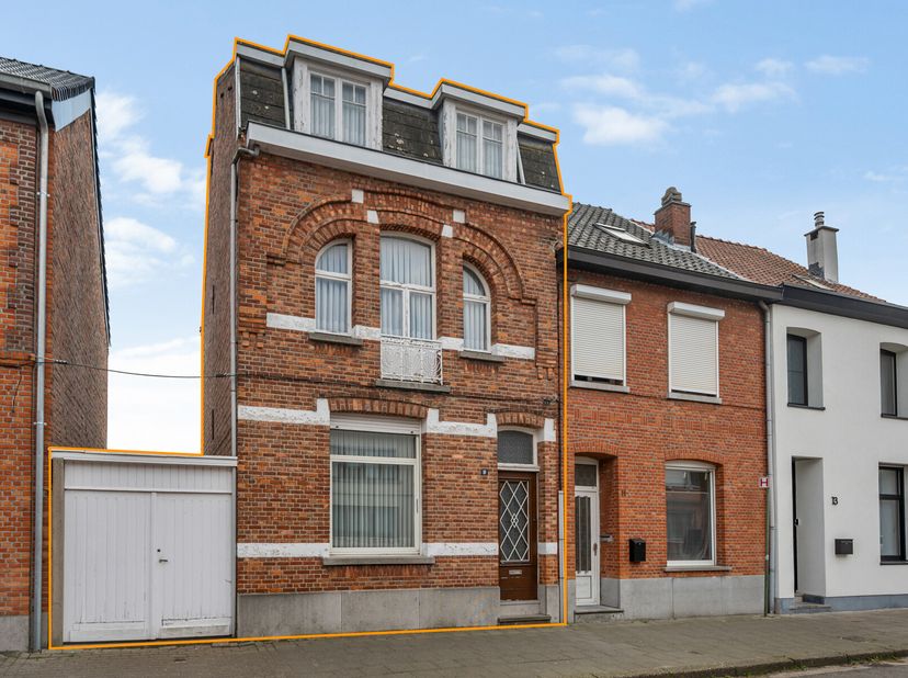 Op een rustige, groene locatie ligt deze statige halfopen bebouwing te wachten op een nieuwe eigenaar met visie. Met haar authentieke gevel, charmante