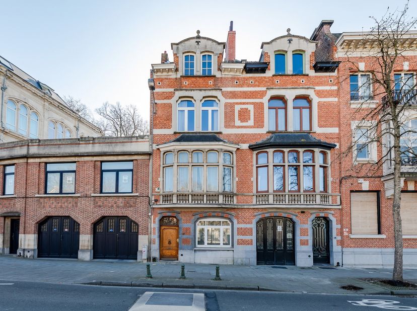 Zeer elegant herenhuis uit 1910 met tuin op het zuiden, gelegen aan een mooi plein vlakbij de Europese instellingen. Terrein +/- 1 are90. Bewoonbare o