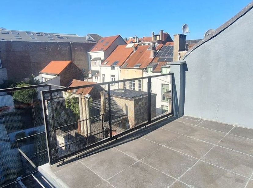 Gelegen in een levendige buurt te Sint-Joost-ten-Noode, stellen wij jou dit appartement op de DERDE verdieping van een kleine mede-eigendom ZONDER LIF