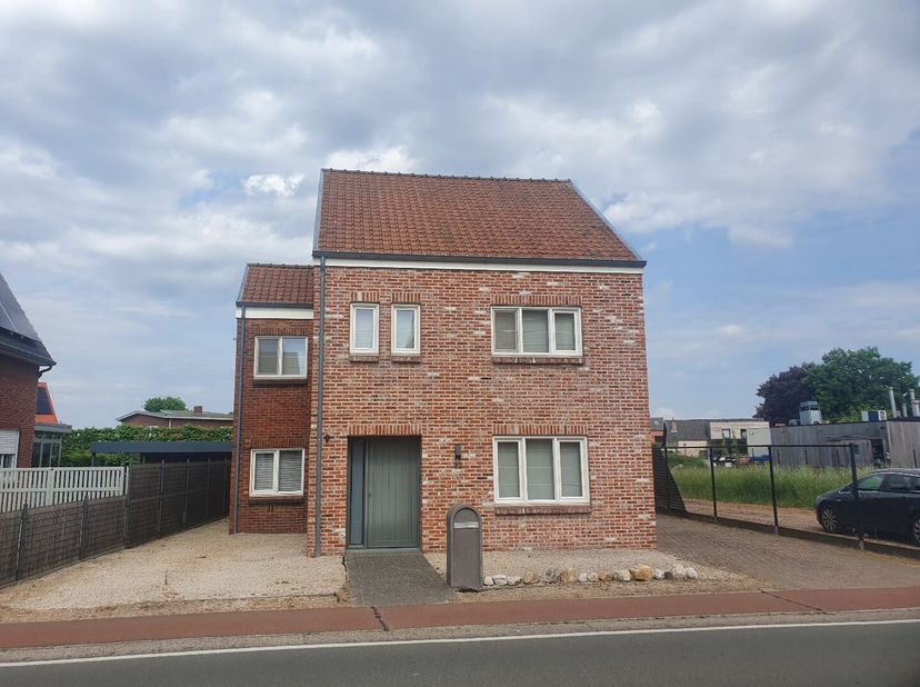 Goed gelegen woning kortbij het centrum van Overpelt, winkels, scholen, .... De woning bestaat uit een inkomhal voor, woonkamer, keuken (wordt vernieu