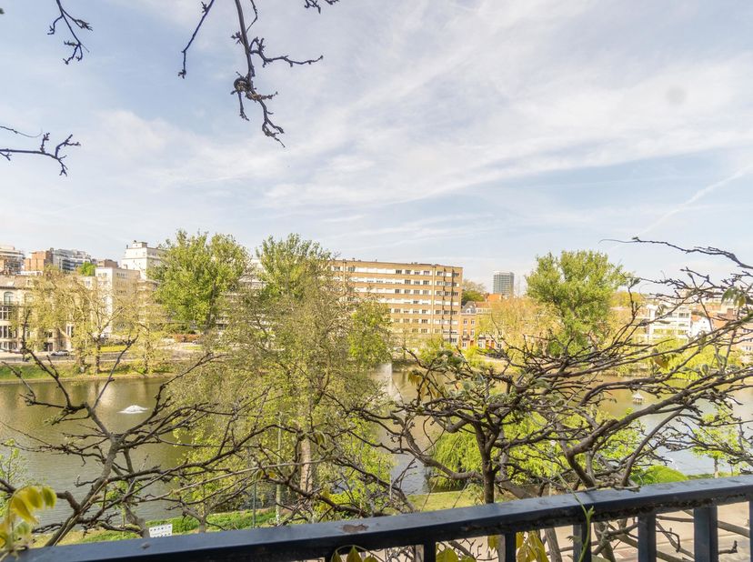Face aux Étangs d&#039;Ixelles et à deux pas de la place Flagey est situé ce magnifique appartement de 100m². Situé au 4e étage/5 d&#039;un bel immeuble AVEC as