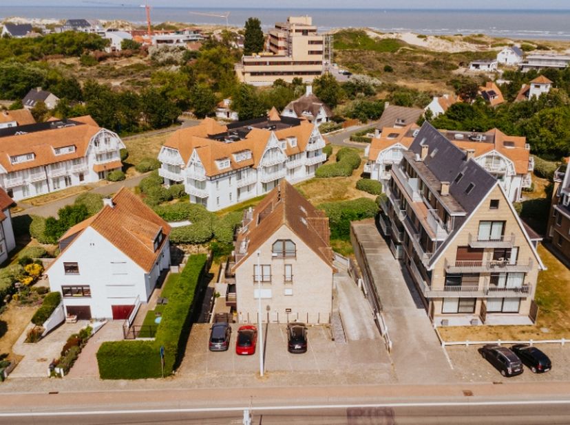 Welkom in Residentie &#039;Ons Lieveke&#039;, een kleinschalige residentie met slechts 5 appartementen, gelegen in de rustgevende natuur van Oostduinkerke. Prof