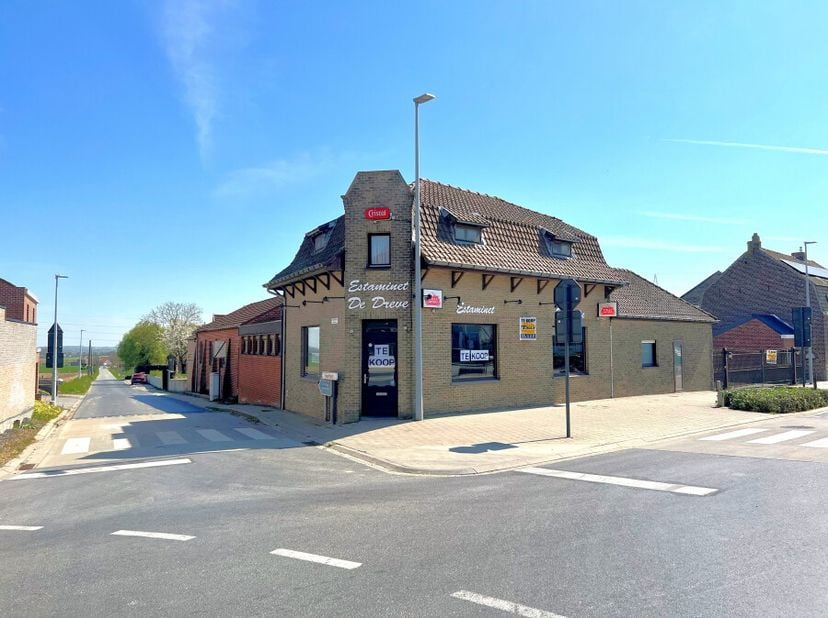 In het centrum van Wijtschate staat een voormalig handelspand (café) te koop, ideaal als projectgrond van 1181 m². Met een straatbreedte van ca. 47 me