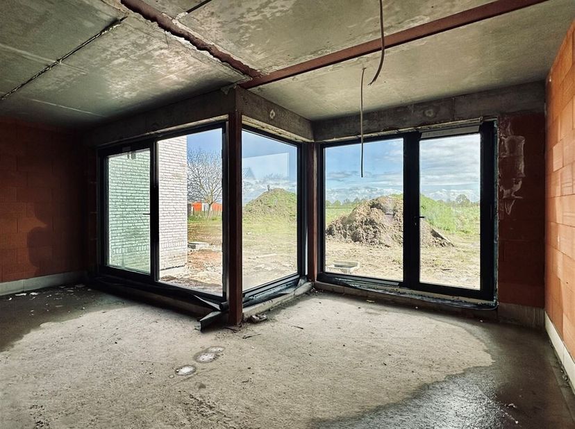 Deze unieke gesloten bebouwing, BEN (Bijna-energieneutraal), maakt deel uit van het project Kemzekestraat gelegen te Kemzeke met 4 wooneenheden. U bes