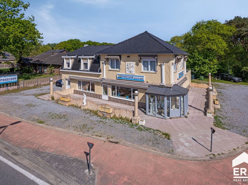 Deze ruime handelswoonst bevindt zich op een strategische locatie in Hechtel-Eksel, vlakbij belangrijke verbindingswegen richting Lommel, Eksel en Pel