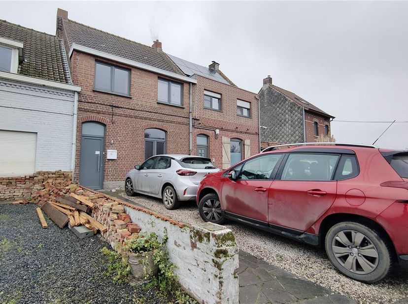 Charmante maison mitoyenne  en bon état général avec jardin et grand parking.&lt;br /&gt;
Descriptif :&lt;br /&gt;
sous sol : présence d&#039;une cave.&lt;br /&gt;
rez-de-ch