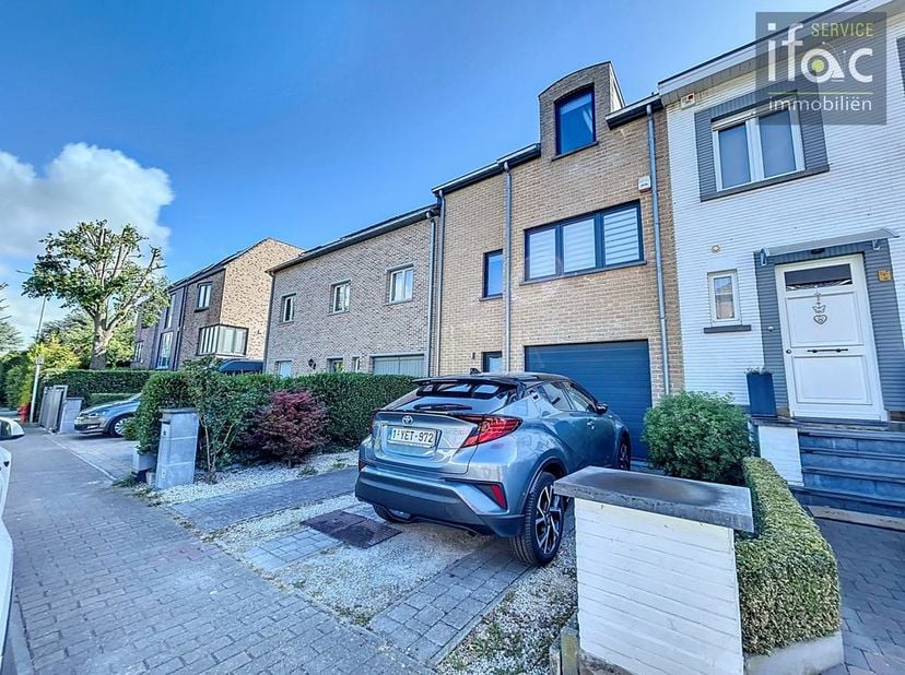 Mooie uitstekend gelegen woning .&lt;br /&gt;
&lt;br /&gt;
Gelijkvloers: ruime inkomhal, apart toilet met wastafel, slaapkamer 1 (9,4m²), garage voor 2 wagens met