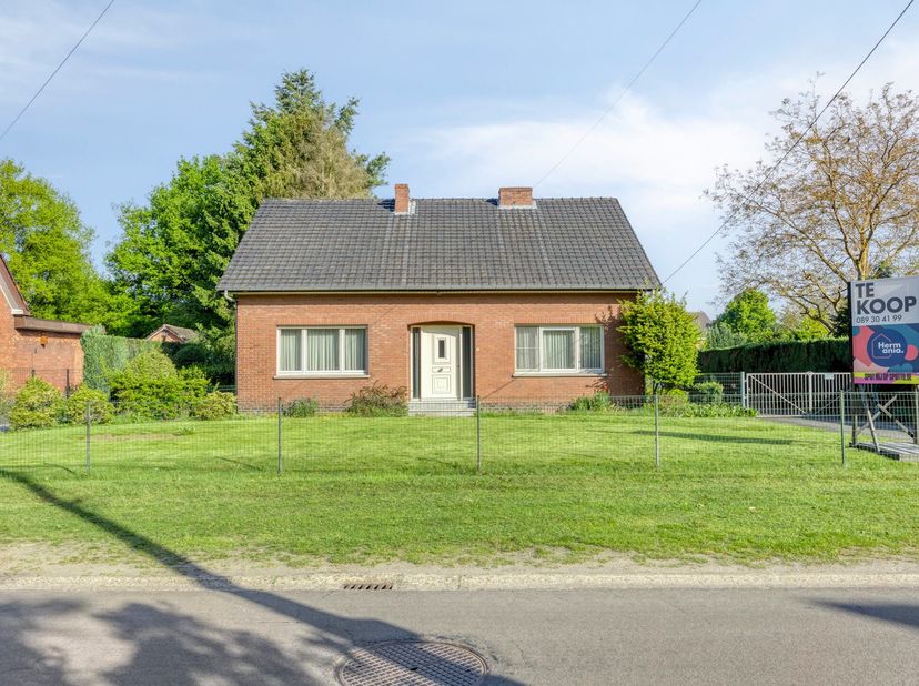 Op zoek naar ruimte, rust én mogelijkheden? Welkom in Bretheide, Genk! &lt;br /&gt;
&lt;br /&gt;
Deze charmante woning op een royaal perceel van 14a49 biedt alles