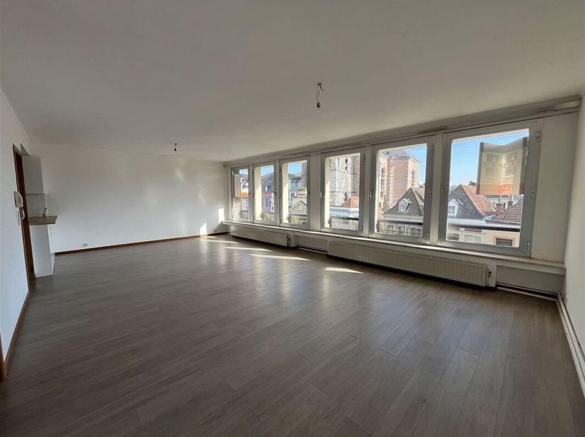 Spacieux appartement idéalement situé au centre-ville de Tournai au 3ème étage d&#039;une résidence calme avec ascenseur.&lt;br /&gt;
ce bien offrant une superfi