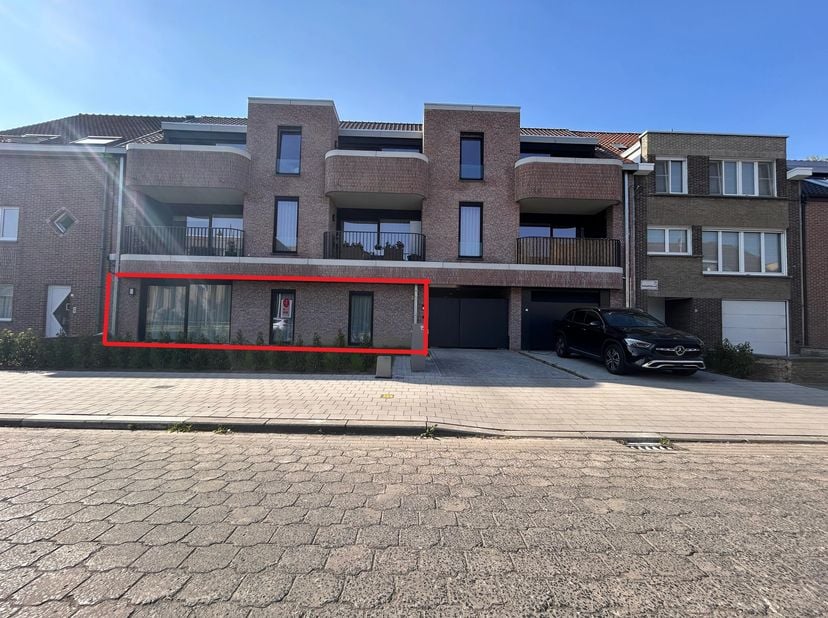 Het gelijkvloersappartement beschikt over een gezellige tuin en garage.&lt;br /&gt;
Indeling:&lt;br /&gt;
- inkomhal met gastentoilet&lt;br /&gt;
- berging met aansluit