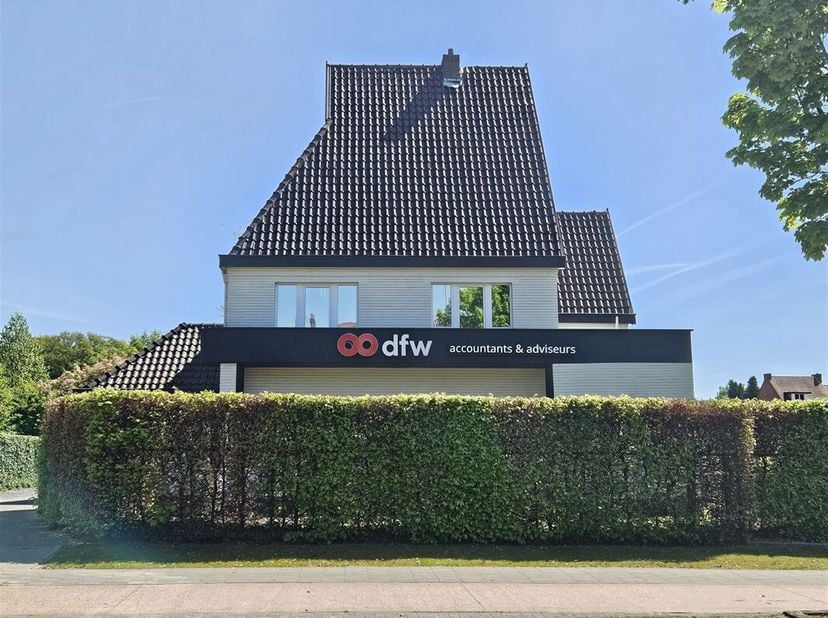 Gunstig gelegen woning, momenteel ingericht als kantoorgebouw&lt;br /&gt;
Deze charmante villa is gelegen aan de stadsrand in de wijk Bret-Gelieren op een p