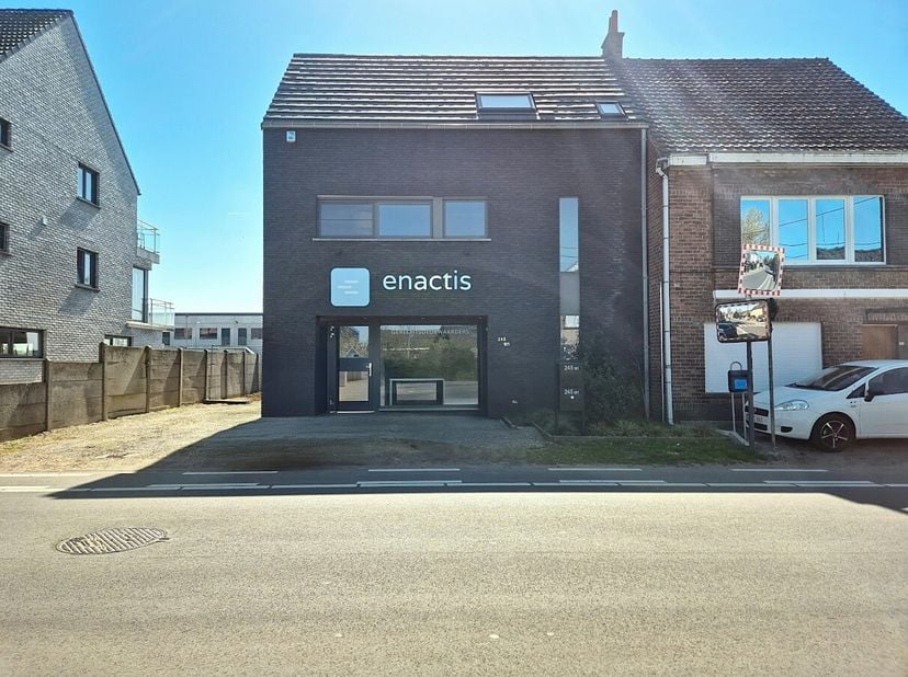 Dit modern en lichtrijk kantoor te huur bevindt zich op een uitstekende locatie vlakbij de R4 in Zelzate. Dankzij de gunstige ligging geniet u van een