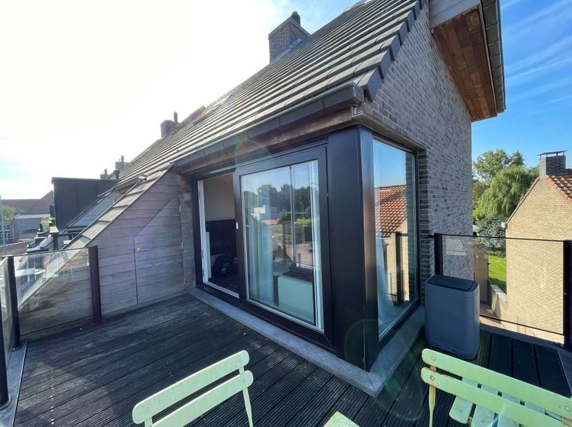 Recent ZONNIG DUPLEXAPPARTEMENT met 2 TERRASSEN! Inkom, leefruimte met open ingerichte keuken, 2 ruime slaapkamers, badkamer, berging, GARAGEBOX én bo
