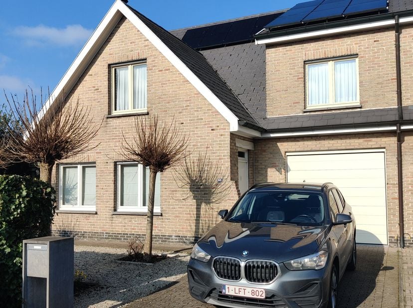 Ruime, lichtrijke halfopen bebouwing: Sfeervolle salon en living met houtcassette. Direct contact met de tuin via veranda. Eetkeuken met praktische be