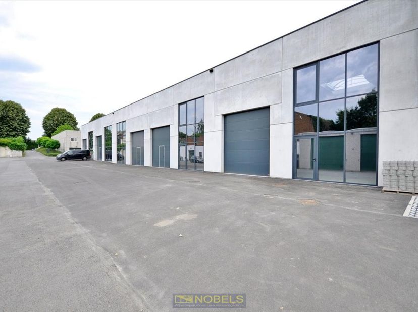 À louer : Spacieux entrepôt industriel – Renaix&lt;br /&gt;
Vous êtes à la recherche d’un espace de stockage pratique et bien situé pour votre entreprise ?