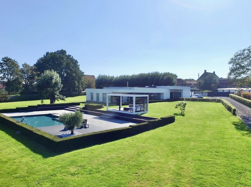 Luxe Woning in Heuvelland met Ongeëvenaard Uitzicht  &lt;br /&gt;
&lt;br /&gt;
Gelegen in het idyllische Heuvelland, met een adembenemend uitzicht op de Kemmelber