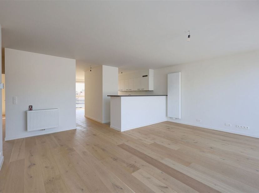 Cet appartement clé en main à vendre est situé dans la rue Hofstraat, à quelques pas de nombreux magasins, d&#039;installations sportives et de loisirs et