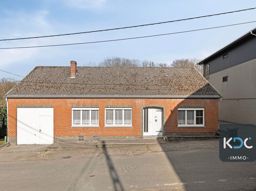 Renovatieproject op rustige locatie met mooi uitzicht. Degelijke maar te renoveren woning in rustig straatje op een perceel van 15are05ca. Bouwjaar 19