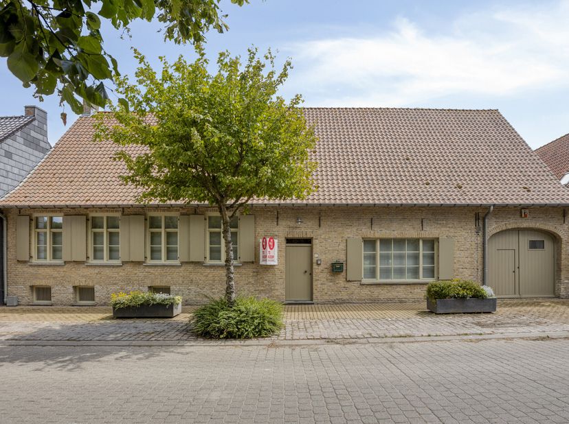 Op een grondoppervlakte van 1.700m² vinden we deze ruime woning te koop. Gelegen in het rustige Beauvoorde doch slechts op een boogscheut van Veurne,