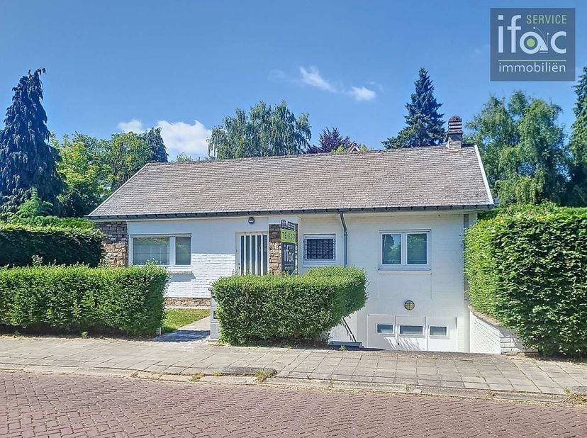 Résidentiel et très bien situé bungalow, entièrement rénové, avec 2 chambres sur un beau terrain de 4a40ca, à l’entrée du parc de Tervuren, à proximit