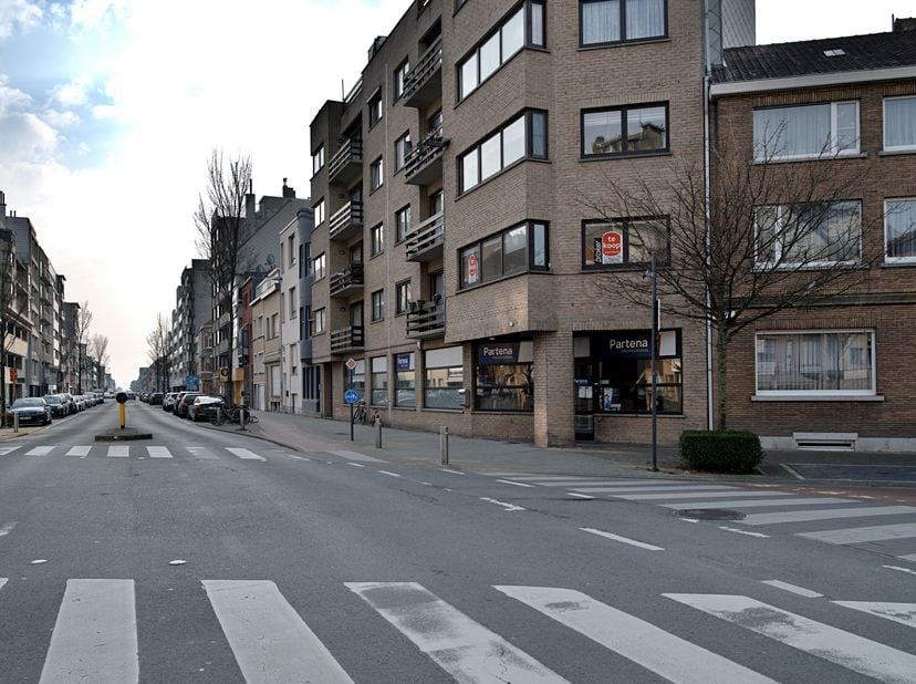 Centraal gelegen gelijkvloers te Oostende gelegen op commerciële ligging, op de hoek van de Torhoutsesteenweg dichtbij de Elisabethlaan. &lt;br /&gt;
Indeli