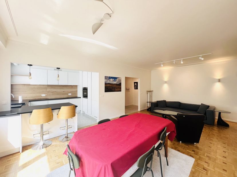 SCHAERBEEK, ideally located in the Plasky district, near Meiser, in a quiet and pleasant street, magnificent APARTMENT (2Bedrooms/1Bathroom) in excell