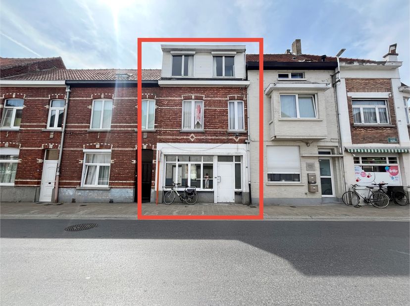 La maison peut être entièrement rénovée, mais offre une base solide pour ceux qui recherchent une maison abordable, de caractère et bénéficiant d&#039;un e