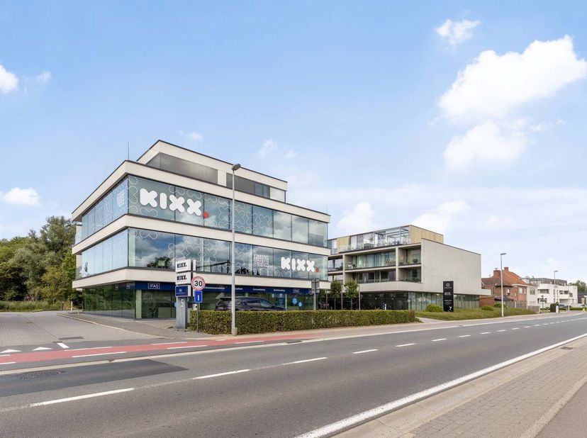 Cet appartement attrayant et moderne, situé dans la ville calme de Loppem, dispose de deux chambres spacieuses et d&#039;une grande terrasse, idéale pour s