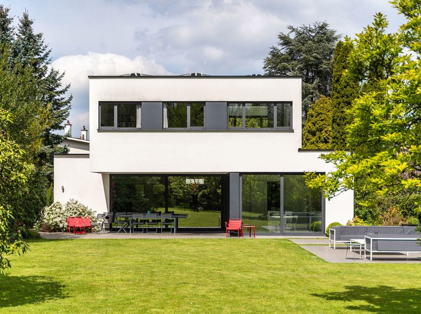 Deze eigentijdse villa, gebouwd in 2015, ligt dicht bij de winkels van Fort-Jaco en biedt een bruto vloeroppervlak van ±350 m², op een terrein van 12