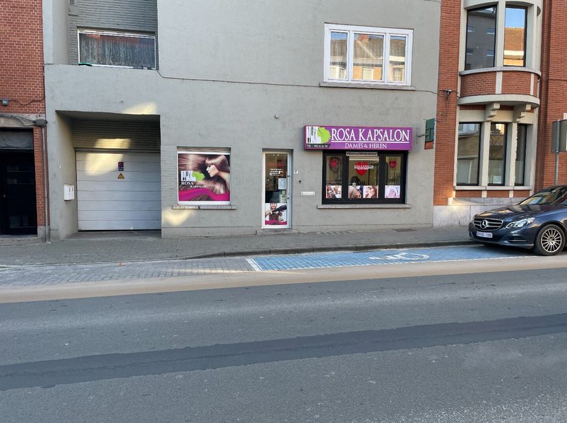 Handelspand te huur in de Guido Gezellelaan te centrum Deinze.&lt;br /&gt;
Toffe oppervlakte (+- 47 m²)  met winkel, bureau en eetruimte. Er is ook een toil