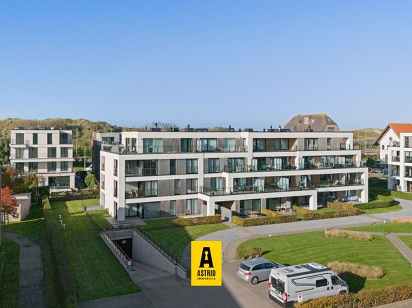Hedendaags en instapklaar hoekappartement met mooi terras! Gelegen in een recente en erg rustige residentie vlakbij de zee en de prachtige duinen van