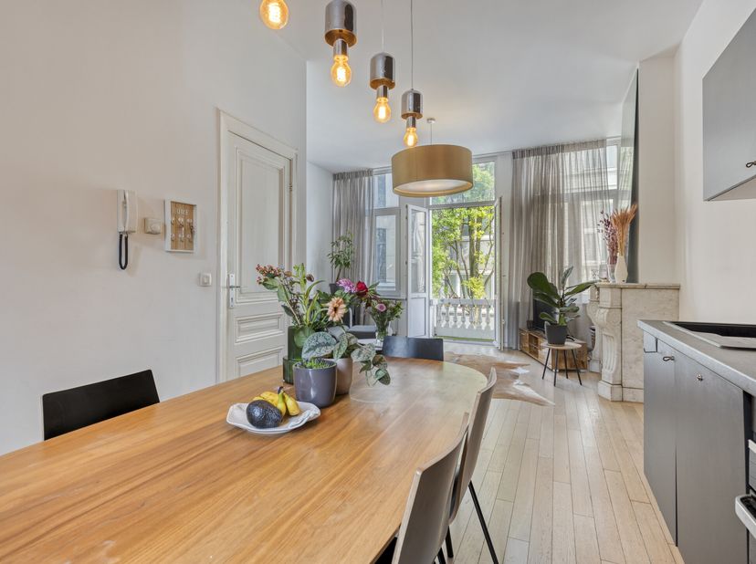 Charmant en  lichtrijk appartement gelegen in een zeer rustige straat te  Antwerpen-noord. De ligging is centraal, dicht bij Meir (winkels), Park Spoo