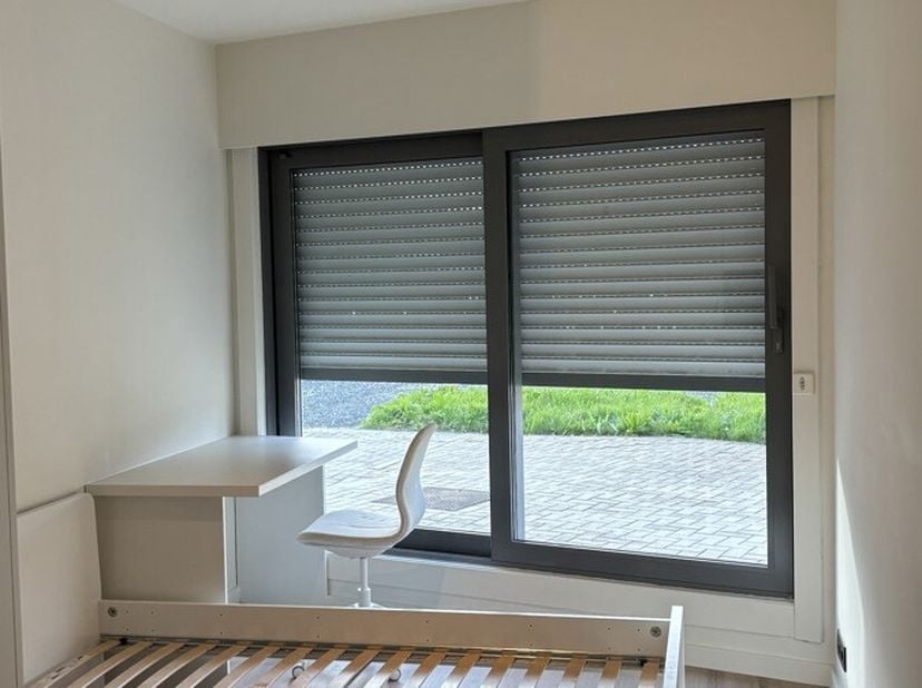 ALGEMEEN:&lt;br /&gt;
Nieuwe, gemeubelde studentenkamer met eigen sanitair. (ENKEL VOOR STUDENTEN, GEEN DOMICILIE!)&lt;br /&gt;
INDELING: Gelijkvloers: inkom, bad