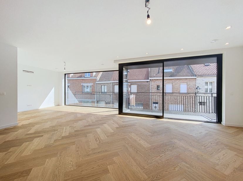 In de Pannenstraat te Heist vinden we deze bel-etage nieuwbouw te koop. De nieuwbouwwoning is op een boogscheut verwijderd van het Directeur-Generaal