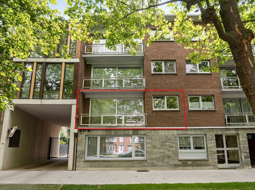 Modern en ruim 3 slaapkamer appartement te koop in Deurne&lt;br /&gt;
Ligging:&lt;br /&gt;
In een aangename buurt van Deurne vindt u dit stijlvolle appartement me