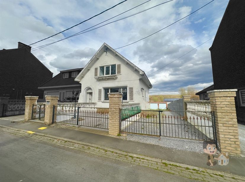 Belle maison 3 façades, passage latéral + 6 garages à vendre à Farciennes !&lt;br /&gt;
Spacieuse et lumineuse, cette maison de 150m² habitables offre tout