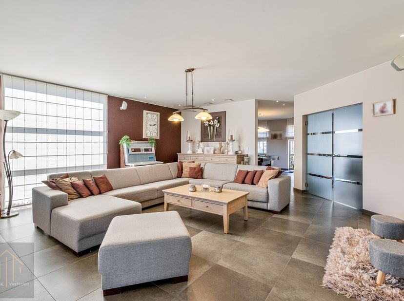 Deze prachtige en energiezuinige villa met EPC A biedt ultiem wooncomfort en luxe, met een perfect evenwicht tussen ontspanning en functionaliteit. Me
