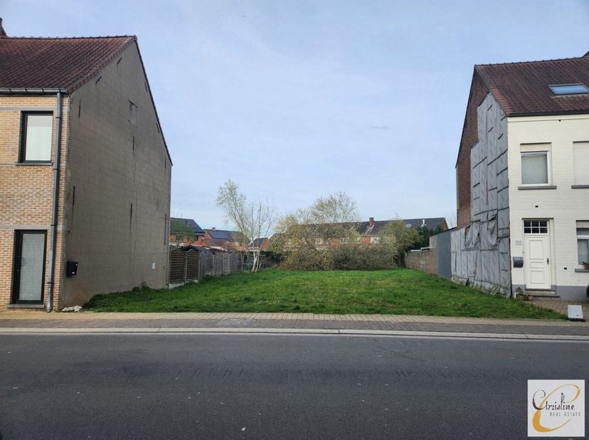 Goed gelegen bouwgrond voor gesloten bebouwing.  De woning wordt voorzien op de rooilijn en heeft een bouwdiepte van 15 m voor het gelijkvloers en een
