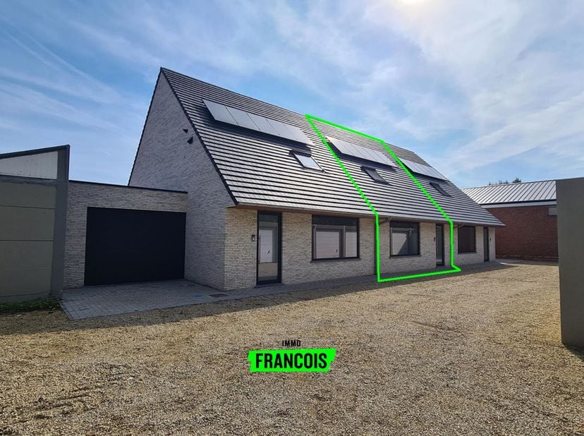 Propriété située au centre de la rue d&#039;Ypres. Calme sur une cour intérieure, accessible via un passage sous un immeuble en bord de rue. Entièrement pe