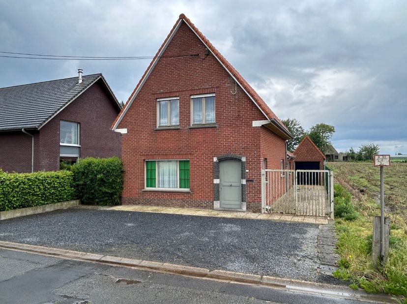 ALLEENSTAANDE WONING MET RUIME TUIN EN GARAGE &lt;br /&gt;
 &lt;br /&gt;
Alleenstaande op te frissen woning, bestaande uit : op het gelijkvloers inkomhal, keuken,