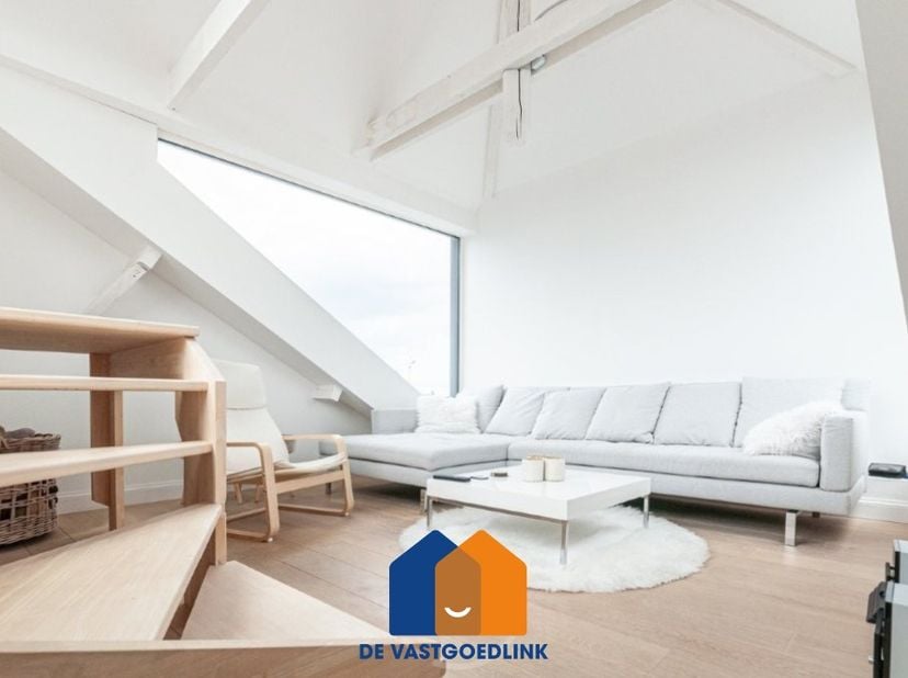 Dit lichtrijk, ruim, bemeubeld appartement is gelegen op de 5e verdieping (van 5). Op een boogscheut van Gent Zuid en het historisch centrum, de ideal
