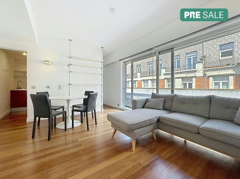 Au 18 rue Bosquet à Saint-Gilles, à seulement 100 mètres à pied de l&#039;avenue Louise et de la place Stéphanie, magnifique studio semi-meublé de ± 45 m²