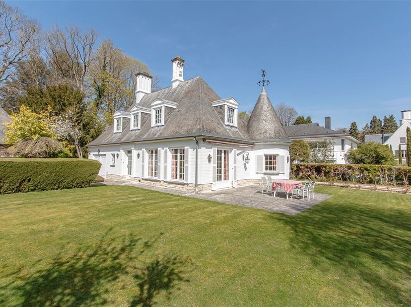 ANCIEN GOLF, exclusieve en gewilde locatie in het hart van deze luxe wijk voor dit prachtige charmante pand, gebouwd door Daniel Lipszyc op een pracht