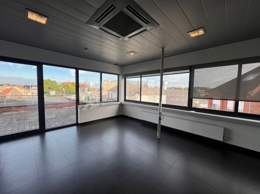Des bureaux lumineux d&#039;une superficie généreuse de 322 m², combinés à un espace de stockage pratique de 18 m², sont désormais disponibles à la locatio