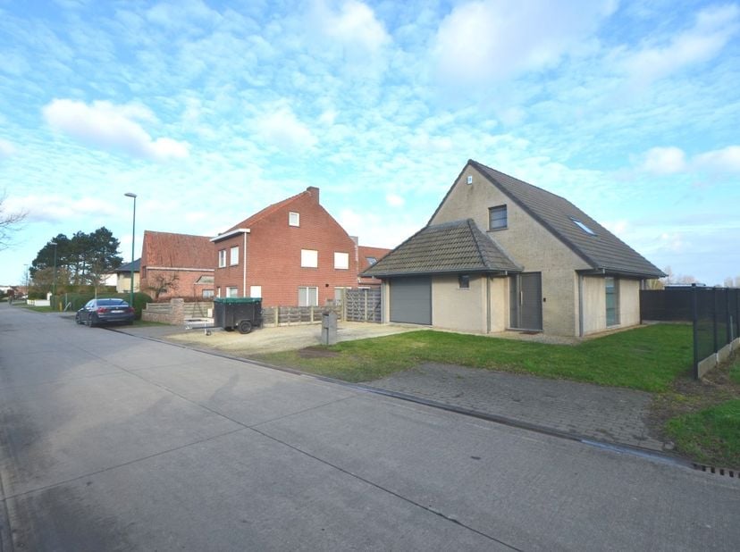Rustig gelegen woning op mooi perceel.&lt;br /&gt;
&lt;br /&gt;
Voorzien van inbouwspots en rolluiken.&lt;br /&gt;
&lt;br /&gt;
Vrij vanaf 1 juli 2025.&lt;br /&gt;
&lt;br /&gt;
Indeling: