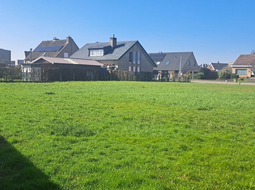 Perceel bouwgrond in centrum Wingene  817m² voor open bebouwingOntdek dit gunstig gelegen perceel bouwgrond van 817 m², ideaal voor een alleenstaande
