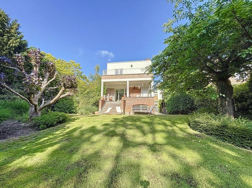 À proximité du bois de la Cambre et de la forêt de Soignes, dans une petite rue calme, sur un terrain de 10 ares, superbe maison de ± 270m² avec garag